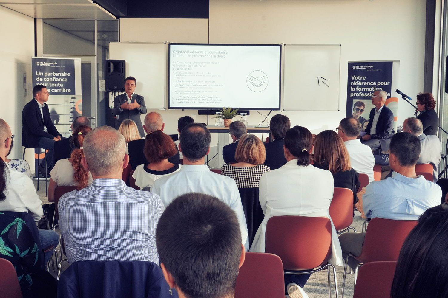 Bild-Slider Round-Table zum dualen Bildungssystem in Lausanne