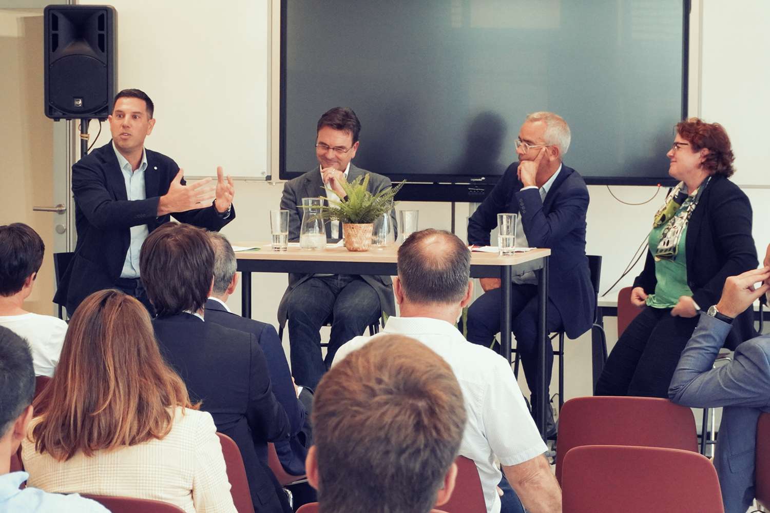 Bild-Slider Round-Table zum dualen Bildungssystem in Lausanne